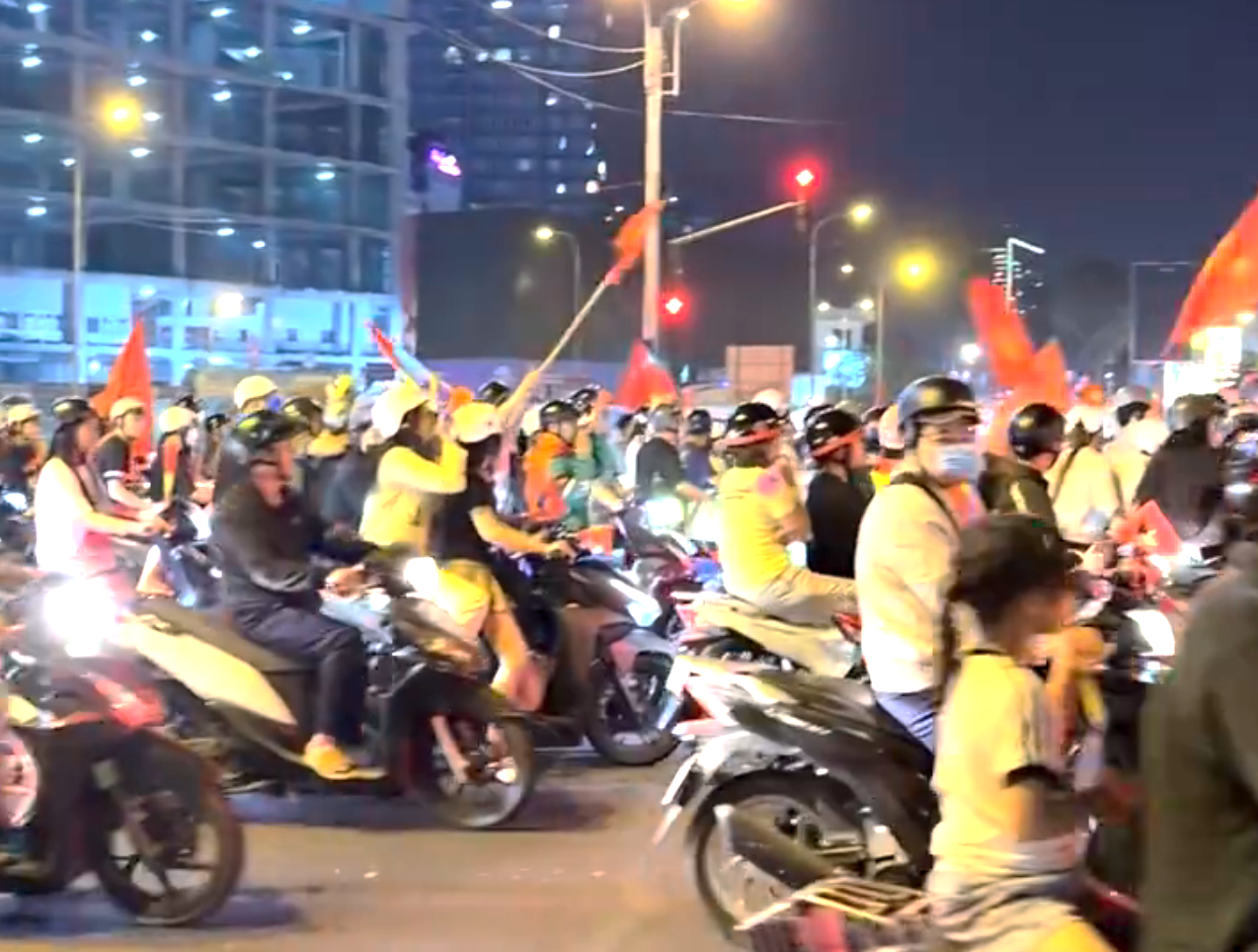 开云体育下载-越南民众深夜狂欢！美女球迷纯洁笑容 万人骑摩托+扛国旗涌上街头